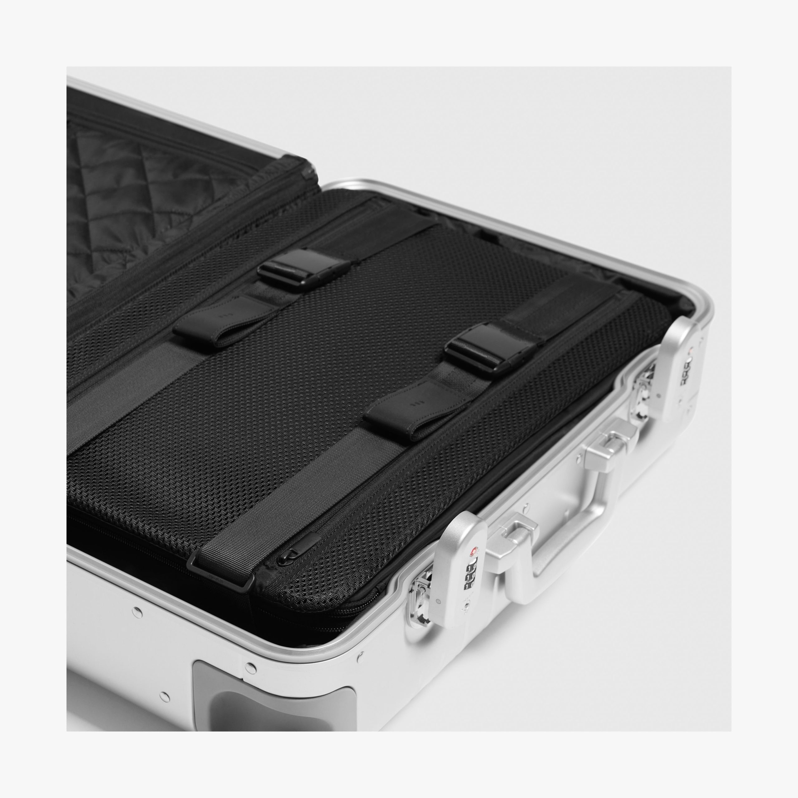 Aluminum Carry-On Plus - Image 43